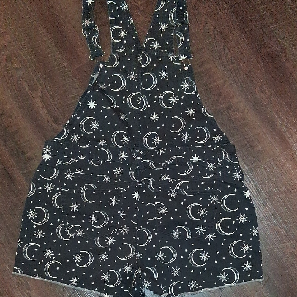 Hot Topic Denim Black Moon & Star Short Overalls for Kids - Picture 5 of 7